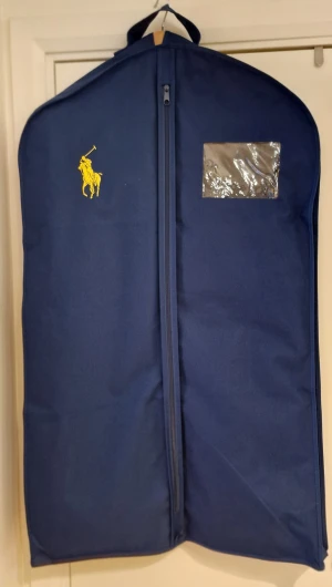 Ralp Lauren Kostym - Äkta Ralp Lauren kostym i jätte fint skick. Costom fit.  Storleken är ca 152 - 154 (är insydd).  Nypris ca 10500kr