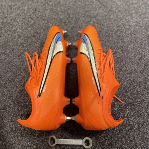 PUMA Ultra Ultimate SG Supercharge - Splitternya Aldrig Använda Storlek 42 (27 cm) Oanvända Supersköna puma skor i skruvdobb med tillhörande dobbnyckel (Pris kan diskuteras) 