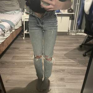 ljusa slitna jeans från h&m, använde ca 1 år sedan, men nu passsar dom ej mig längre. är 162cm och slriv om du undrar något, använder köp nu❤️