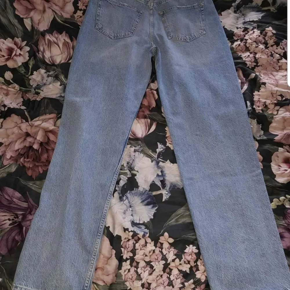 Hobnob X Gina Tricot. Straight jeans med en normal passform. Jeansen är blåa och har en hög midja. De är gjorda av denim och har raka, långa byxben, låg stretch och fickor fram och bak.. Jeans & Byxor.