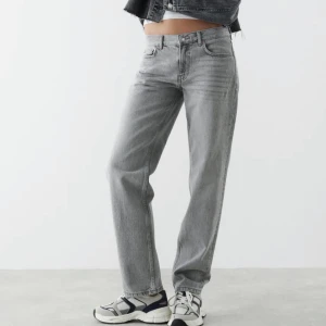 Low waist jeans - Säljer dessa trendiga gråa low waist jeans från Gina tricot. De har tyvärr blivit för små för mig men är i perfekt skick!  Kontakta vid frågor💕