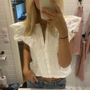 Vit blus - Väldigt söt blus från Zaras barn avdelning men storleken motsvarar en Xs