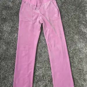 Säljer mina juicy couture byxor pågrund av att jag inte längre använder dom. Dom är i XS men passar mig perfekt som har S. Använt ett par få gånger. Vid snabb affär kan priset diskuteras💗