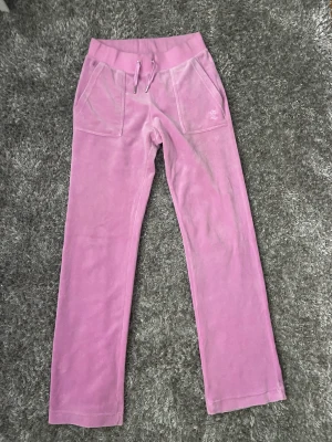 Juicy couture  - Säljer mina juicy couture byxor pågrund av att jag inte längre använder dom. Dom är i XS men passar mig perfekt som har S. Använt ett par få gånger. Vid snabb affär kan priset diskuteras💗