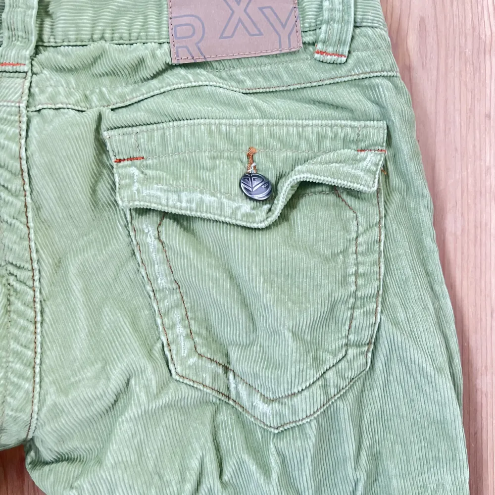 Lågmidjade byxor i Manchester i grönt. Med coola sömmar och detaljer. . Jeans & Byxor.
