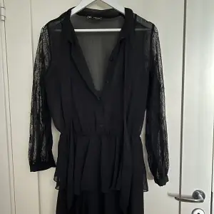 En superfin blus/klänning från zara i storlek M! Själva klänning är rätt genomskinlig men den kommer med en svart linne insydd. Det syns inte så bra på bilden men den går även att knyta högst upp!!