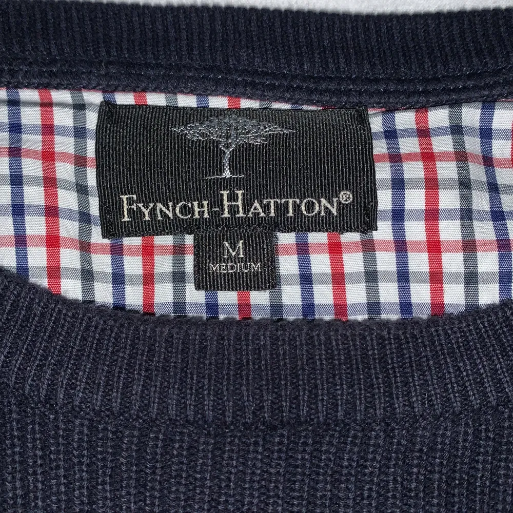 Säljer en skön stickad sweater från Fynch Hatton. Skick 10/10, priset går att diskutera!. Stickat.