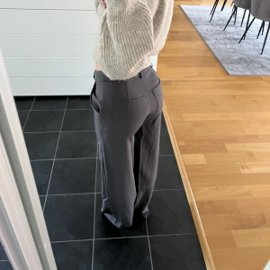 Grå kostym byxor  - Säljer mina kostymbyxor från venderbys i xxs! Jag är 161 cm😊