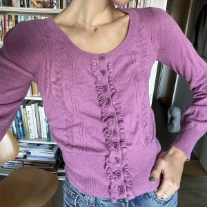 Lila kofta - Världens finaste lila kofta från märket frk. säljer massa saker efter flytt! Kika gärna min sida.  Möts upp om så önskas❤️