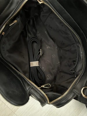 Väska  - En väldigt fin svart guld väska som är i ett väldigt bra skick. Passar liksom till vad som 