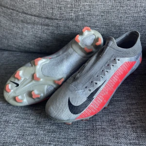 Nike Mercurial Vapor 13 Elite FG - Silver/Svart/Grå - Säljer nu min Nike Mercurial som är i toppen skick || Inga alls problem med skorna || storlek 42 i EU och 8,5 i US || Bara att höra av sig om ni har några funderingar!