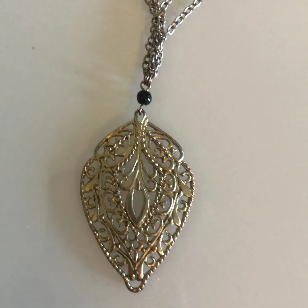 Ett halsband med två kedjor o ett stort blad som smycke, silver. . Accessoarer.