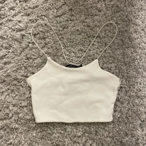 Topp - Kort vit topp, köpt begagnad 