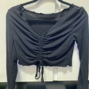 knut tröja - en super fin ribbad tröja som går att knyta så du kan välja hur kort den är! Den e sparsamt använd men otroooligt fin!  Och den har små söta detaljer vid ärmarna 