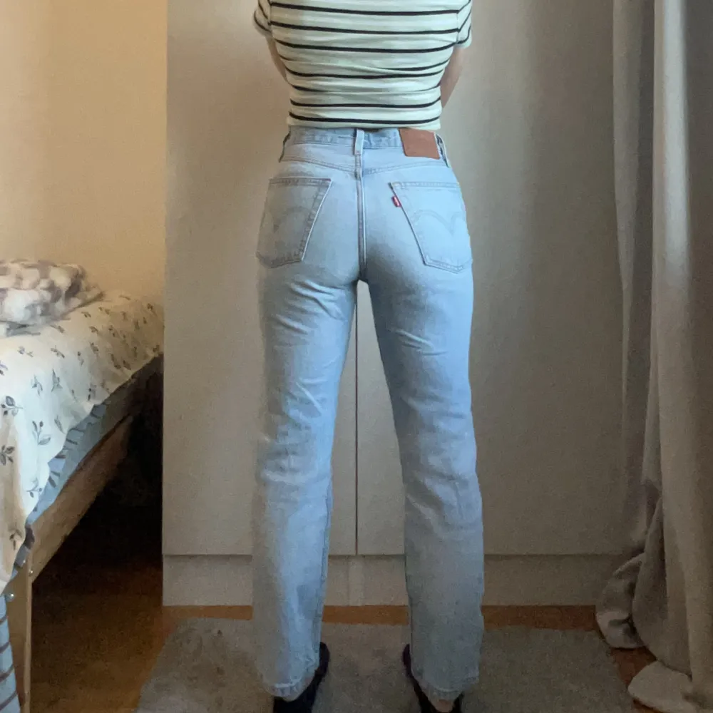 Superfina mid-waist jeans från Levis. Köptes för 1100kr. Använda ett fåtal gånger. Säljer då de är för små💕 längd: 28 (jag är 154 lång och de går ner till golvet på mig). Midja: 23 (minsta storleken). Pris kan diskuteras! . Jeans & Byxor.