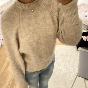 Mohair Blend Stickad tröja - Säljer min supersöta stickade tröja från HMtrend 💘Storlek XS men sitter bra på mig som har S/M. Köptes helt ny för 2 månader sen och endast använd väldigt fåtal gånger, är som i nyskick. Nypris 500 kr💘