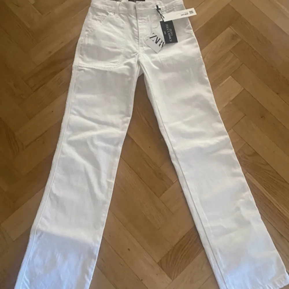 Vita byxor ifrån zara helt nya med prislapp på, de är samma på bilden bara att fickorna är lite andurlunda ❤️lånade bilder. Jeans & Byxor.