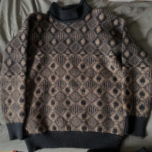 Stickad tröja - Brun/svart mönstrad stickad tröja. Tror den blivit feltvättad därför krympt så passar S-M. 