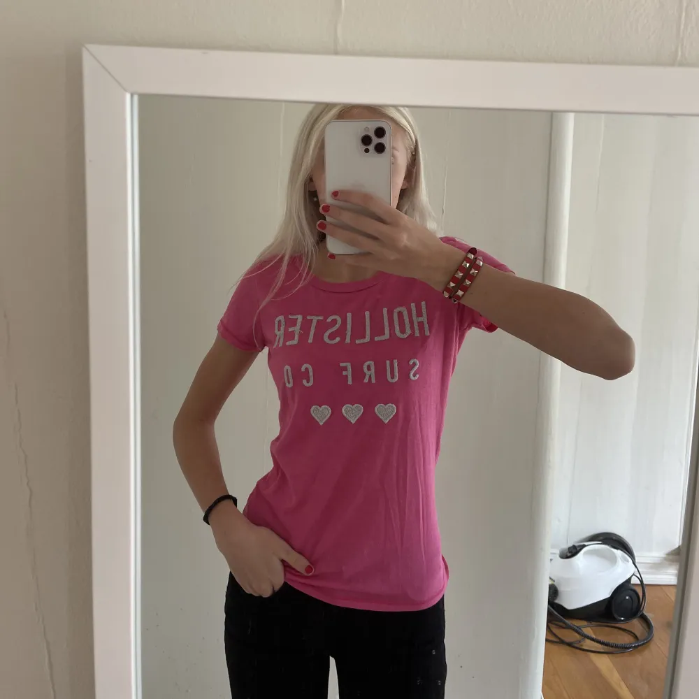 Rosa t-shirt från Hollister i fint skick!💞🩷. Toppar.