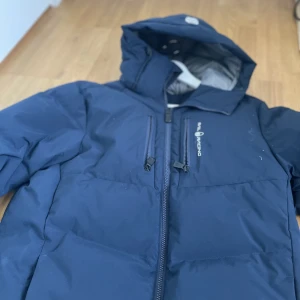 Fräsch sail racing jacka säljs billigt! - Används under endast en vinter!