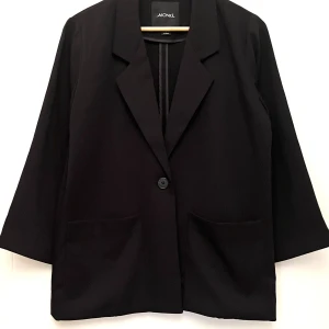 Svart kavaj Monki stl S - Svart kavaj från Monki med enkelknäppning och två öppna fickor i fram. Stl S, mäter 72 cm från axeln och nedåt, 55 cm i bredd. 100% polyester. Mycket fint skick, ser ut som ny.