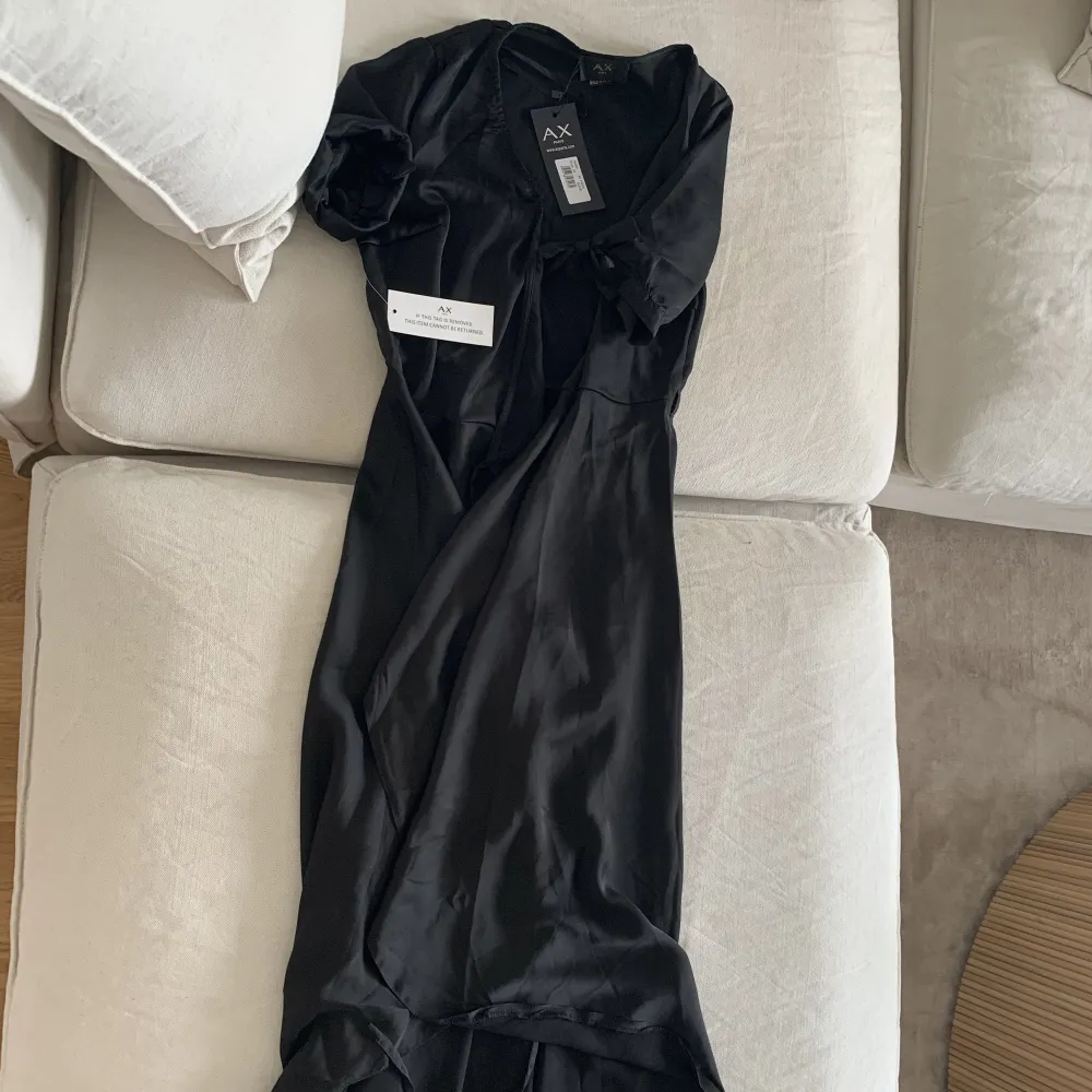 Black wrap dress from bubbleroom brand new, with tags. AXPARIS. . Klänningar.