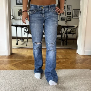 Jeans! - Snygga jeans!  MIDJEMÅTT:79cm INNERBENSLÄNGDEN: 80cm 