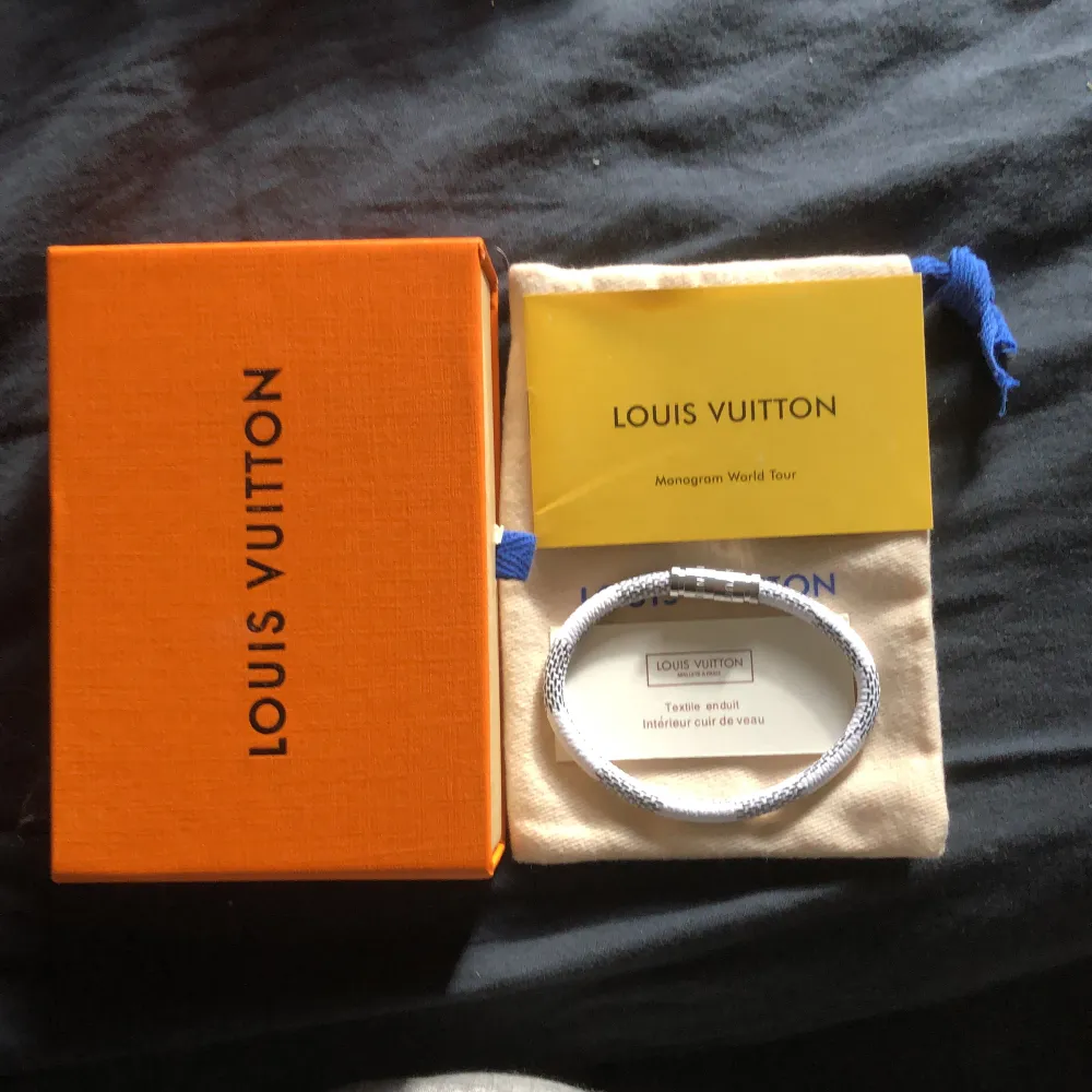 Ett stiligt 1:1 Louis Vuitton-armband i vitt. Sprillans nytt, inga tecken på användning. Låda och dustbag medföljer. Metallen är silverfärgad. Passar handleder under 20 cm i omkrets. Accessoarer.