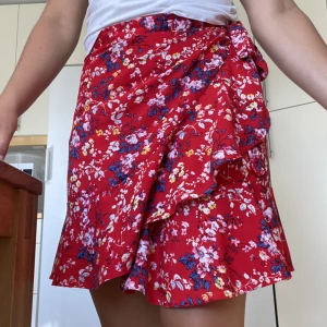 Omlottkjol - Röd omlottkjol som jag har sytt själv