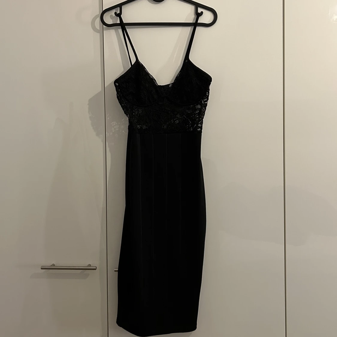 Svart klänning m spets överdel - 91