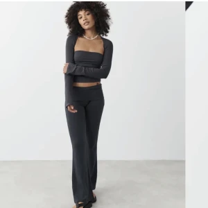 Yoga pants - Säljer mina ljus och mörkgråa yoga pants då jag inte använder dom men klippt bort lappnra, endast använda hemma max 3 gånger så dom är i ny skick❤️ 300 för 1 500 för båda🫶