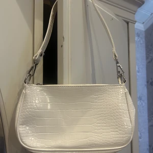 Ginatricot väska - Säljer denna basic väska frpn ginatricot i mycket gott skick