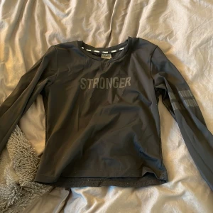 Stronger tröja  - Stronger tröja i storlek xs 