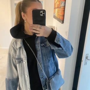 blå jeansjacka - Hej! Säljer denna blå jeansjacka från monki💕💕 hör av er för mer bilder