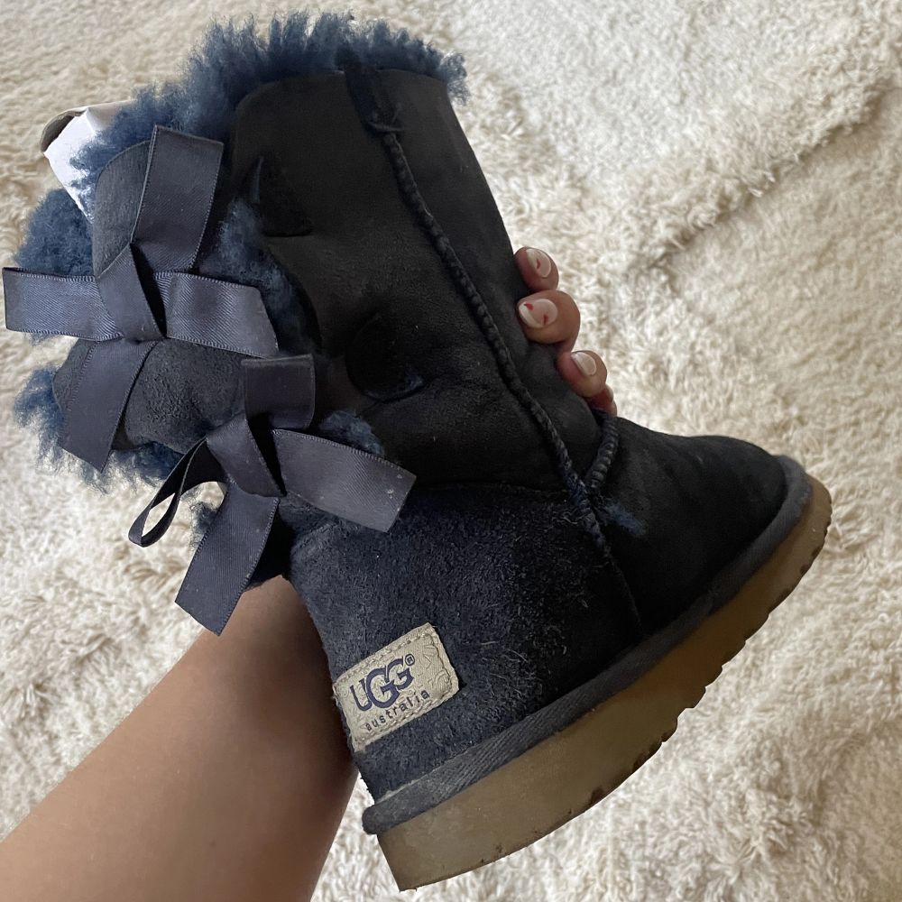 Säljer nu mina uggs som ej kommer till användning längre. Dessa går ej att köpa i dagsläget😍 blåa med rosetter bak. Använda en del så se görna skick på bilderna. Skor.