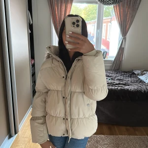 vinterjacka - Säljer en jättefin och tjock vinterjacka från zara, i storlek 13-14 år (164cm). Sitter perfekt på mig som är 161. Jättefluffig och varm, nästan helt oanvänd!