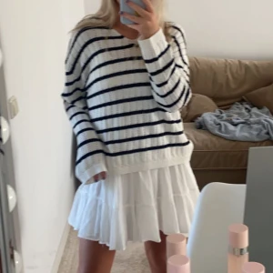 Stickad tröja - Stickad tröja från Zara i nyskick, använd 2 gånger. Köparen står för frakten💕