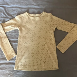 Långärmad brandy Melville  - En blommig långärmad från brandy Melville. Den är i superbra skick, sett ny ut. Skriv för fler frågor. Kommer ej sänka priset så lägg prisförslag på 180 kr endast. Använd gärna köp nu!💕