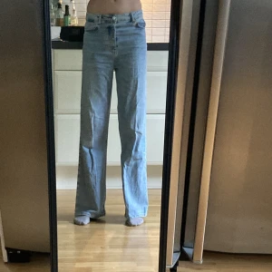 Jeans - Snygga jeans som tyvärr blivit försmå för mig. Jag är 172 om ni undrar.