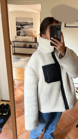 Teddyjacka - Teddy jacka från NA-KD. Storlek 34. Bra skick. Köpt för 600. Säljer för 400. Kan diskutera priset 