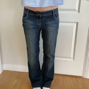Lågmidjade jeans - Sjukt snygga. Några stenar har fallit av fickorna baktill men det märks knappt! Strl S, jag är 161. Midja 39 cm, innerben 70 cm. 400kr + frakt, använd gäran köp nu!