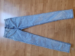 Divided jeans - Knappt använda Stretchjeans 