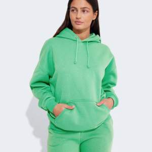 En grön hoodie från bikbok som är använd 4-5 gånger, gillar ej färgen så därav säljer jag den. Den är lite oversized