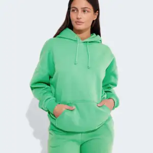 En grön hoodie från bikbok som är använd 4-5 gånger, gillar ej färgen så därav säljer jag den. Den är lite oversized