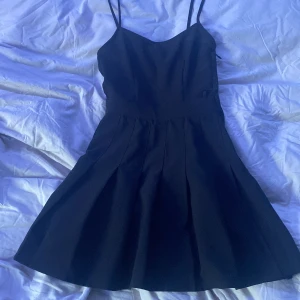 Klänning - En fin klänning i nytt skick. Säljer för att den inte passar. Skriv för frågor och bilder☺️