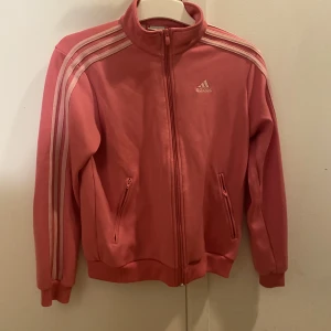 Adidas Kofta - En rosa Adidas kofta stolek M, köpt för 450kr använd fåtal gånger. 