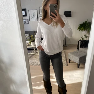 Vit v ringad tröja - En v ringad tröja som aldrig blivit använd prislapp saknas dock. En tröja som passar till flera olika tillfällen.