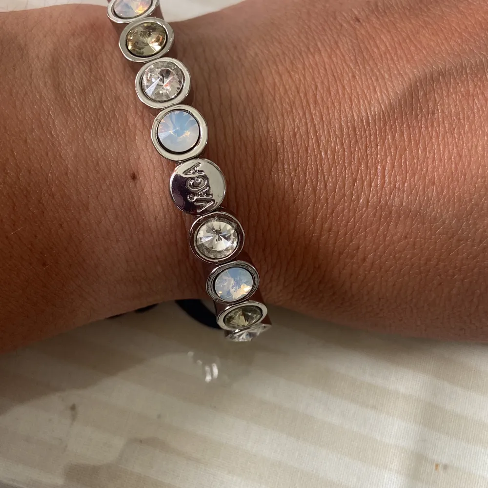 Armband med kristaller ny . Accessoarer.