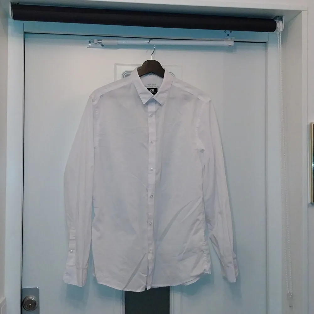 Stilren långärmad vit skjorta från h&m, skön och andas väl. I bra skick . Skjortor.