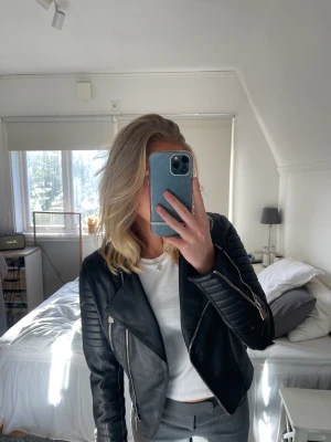 Skinnjacka  - Skinnjacka från Chiquelle i storlek 38 för att kunna ha stickad tröja under, köpt för några år sedan och sällan använd, fint skick. Nypris 799kr Mitt pris 500kr💞  Är det fler intresserade blir det budgivning